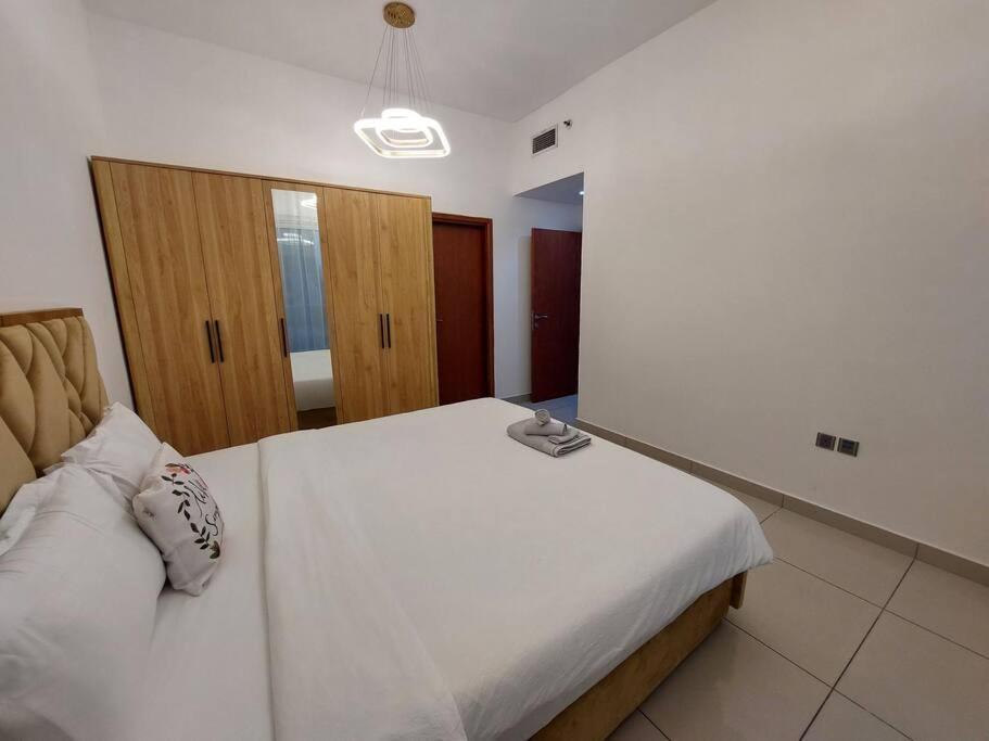 Elegant W/ Iconic View Apartment Dubai